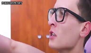 Горячая училка доминирует над непослушным студентом: жесткий секс в классе!
