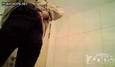 Молодая девушка сосет член на камеру: Скрытая камера в туалете