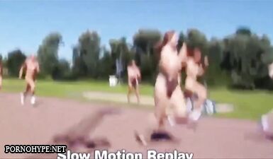Горячие проститутки в спортивных шортах трахаются на беговой дорожке