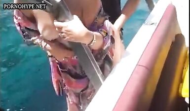 Горячий секс на яхте: жесткий трах с горячей шлюхой!