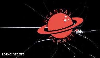 Утренний мейкап Сары Чиппс с голыми сиськами и отражением киски в зеркале