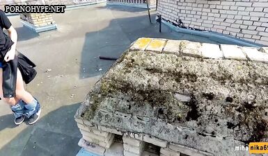 Резвый трах на крыше: Перцуха выебывает сексапильную шмару до оргазма.