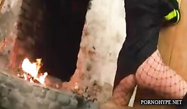 Горячая пышка делает минет на капоте: жаркий секс на пожарке!