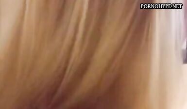 Сексапильная куколка облизывает член и просит кончить ей в ротик