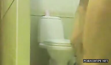 Подстилка лижет яйца и сосет член
