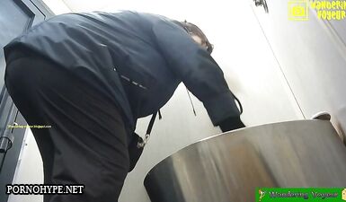 Горячая красотка делает скидку в общественном туалете — жесткое порно!