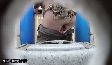 Шпионская камера в общественном туалете: Молодые любители порно