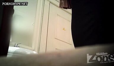 Сексуальная красотка взрывает страсть, писая в общественном туалете!
