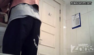 Шпионаж за горячими сучками в туалете: скрытая камера улавливает интимные моменты!