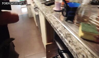 Жажда страсти: грубое порно с похотливой милф домохозяйкой и членом водопроводчика!