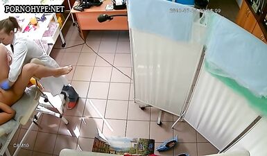 Горячая блондинка раздевается перед гинекологом: жаркий осмотр и интимные моменты