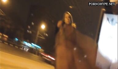 Русская девка вышла из себя, когда мастурбатор кончил на нее на остановке