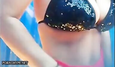 Безудержный секс на морском берегу с огненной красоткой