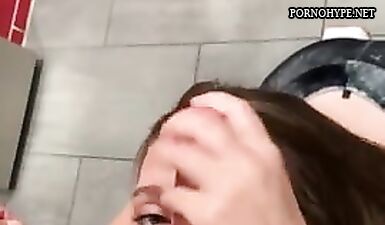 Оральная сучка делает минет другу перед зеркалом и получает сперму на лицо