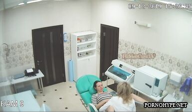 Горячая шлюха испытывает первый гинекологический осмотр