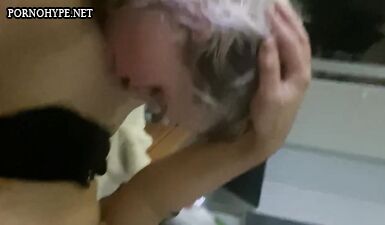 Похотливая мамка глотает меня: 18-летняя Хлоя соблазняет своей киской