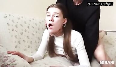 Школьница соблазняет учителя своим юным телом и отдаётся ему прямо во время урока!