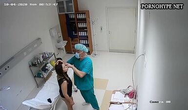 Жесткий анальный осмотр у проктолога: скрытая камера увидела все! Горячее порно видео!
