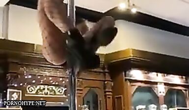 Кайли, горячая шлюха, демонстрирует свои ослепительные навыки на шесте в захватывающем пабе Билла Николсона!