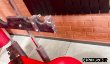 Извращенная подружка обожает золотой дождь от своих хозяев