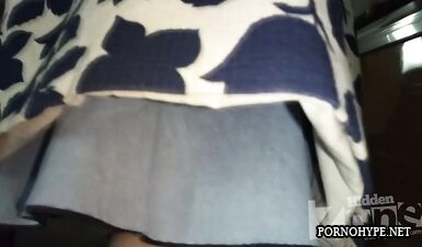 Подглядывание за развратной шлюхой без трусиков: горячий апскерт!