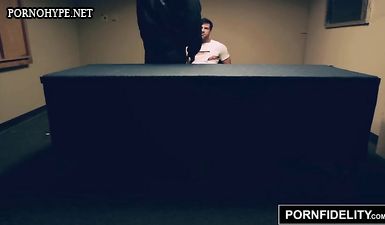 Адвокатша с большими дойками сосет подсудимому и трахается на столе