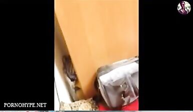 Сладкая шалунья снимает себя, мастурбирует и вставляет тюбик в попку!