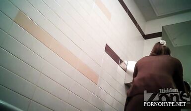 Подглядывание: Горячая шлюха писает в общественном туалете!