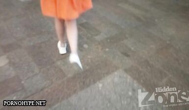 Скрытая камера: Сексуальная девушка показывает свою горячую попку!