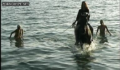 Горячие шлюхи без трусов скачут на члене и ебутся на пляже!