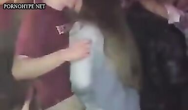 Эксклюзив: Обворожительная красотка шалит на танцполе!