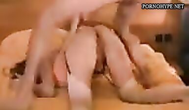 Горячая шлюха стонет от жесткого траха с грубым самцом