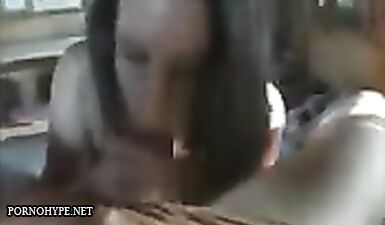 Похотливая красотка умело удовлетворяет возбужденный член