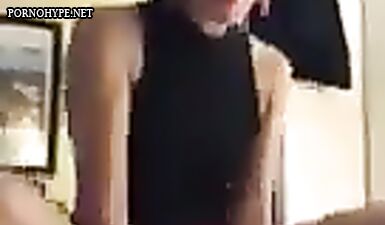 Горячая брюнетка в крутых трусиках демонстрирует свои навыки верхом на члене!
