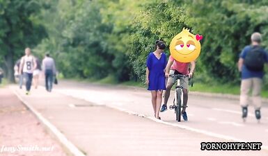 Горячая Шлюха без Трусиков Трахается на Улице