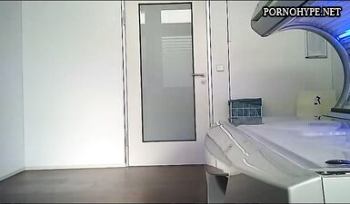 Секретное видео: Шаловливая шлюшка загорает без трусиков!
