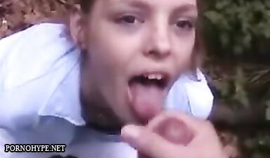 Сочная рыжая девушка глотает горячую сперму в запретном лесу!