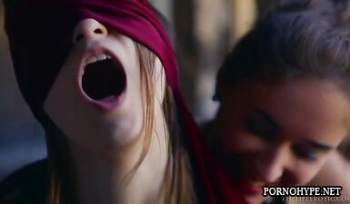Горячая Сука Эмилия Шокирует связывая Глаза Подруге и Дроча ей до Оргазма!