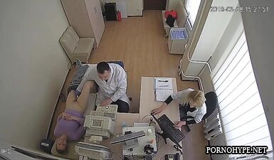 Горячая шлюха показала врачу свою мокрую киску!