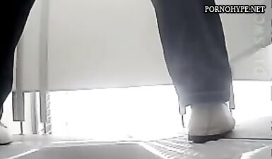 Молодая шалунья демонстрирует анальные умения в общественном туалете