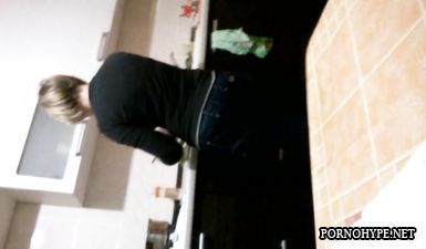 Похабный сын вынужден смотреть на сраку сексапильной мамки, надрачивая член