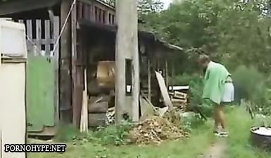 Небритый мужик в ушанке засаживает стоячий хуй в волосатую пизду деревенской шлюхи