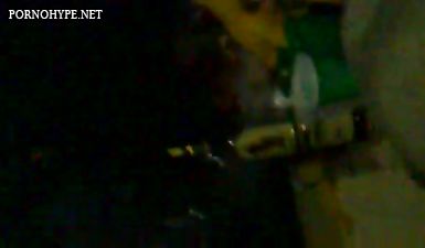 Муж вставляет толстую руку в пизду пьяной жены в спальне
