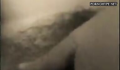 Нежная красотка ласкает свою пышную промежность