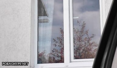 Сексуальная мамочка в порнушке: Жесткий трах после грязной уборки!