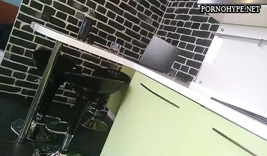 Горячая мамочка развлекается перед камерой, писает и откровенно демонстрирует свои фантазии!
