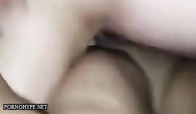 Горячий секс с похотливой красоткой прямо под носом друга