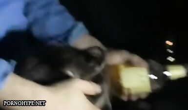 Горячая жена проглатывает огромный член в машине: экстремальный оральный секс в движении!