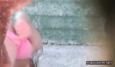 Сексуальные приключения на пляже: Шпионская камера в женском туалете!