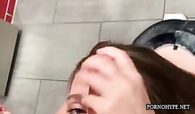 Искусная кокетка пленит своим умелым ртом